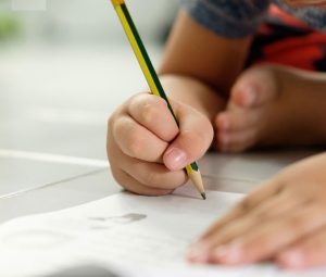 5 نکته ای که کاردرمانگران می خواهند والدین در مورد گرفتن مداد بدانند