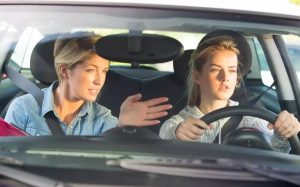 چگونه قوانین رانندگی را برای نوجوان خود اجرا کنید